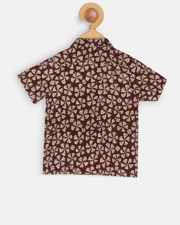 Maroon printed shirt with khakhi shorts 2
