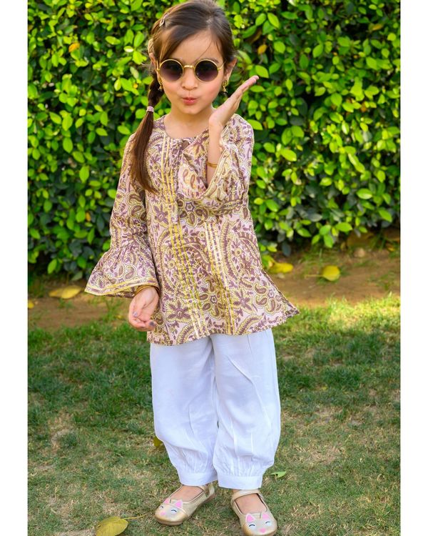 Paisley printed gota kurta and white pants - set of two 3