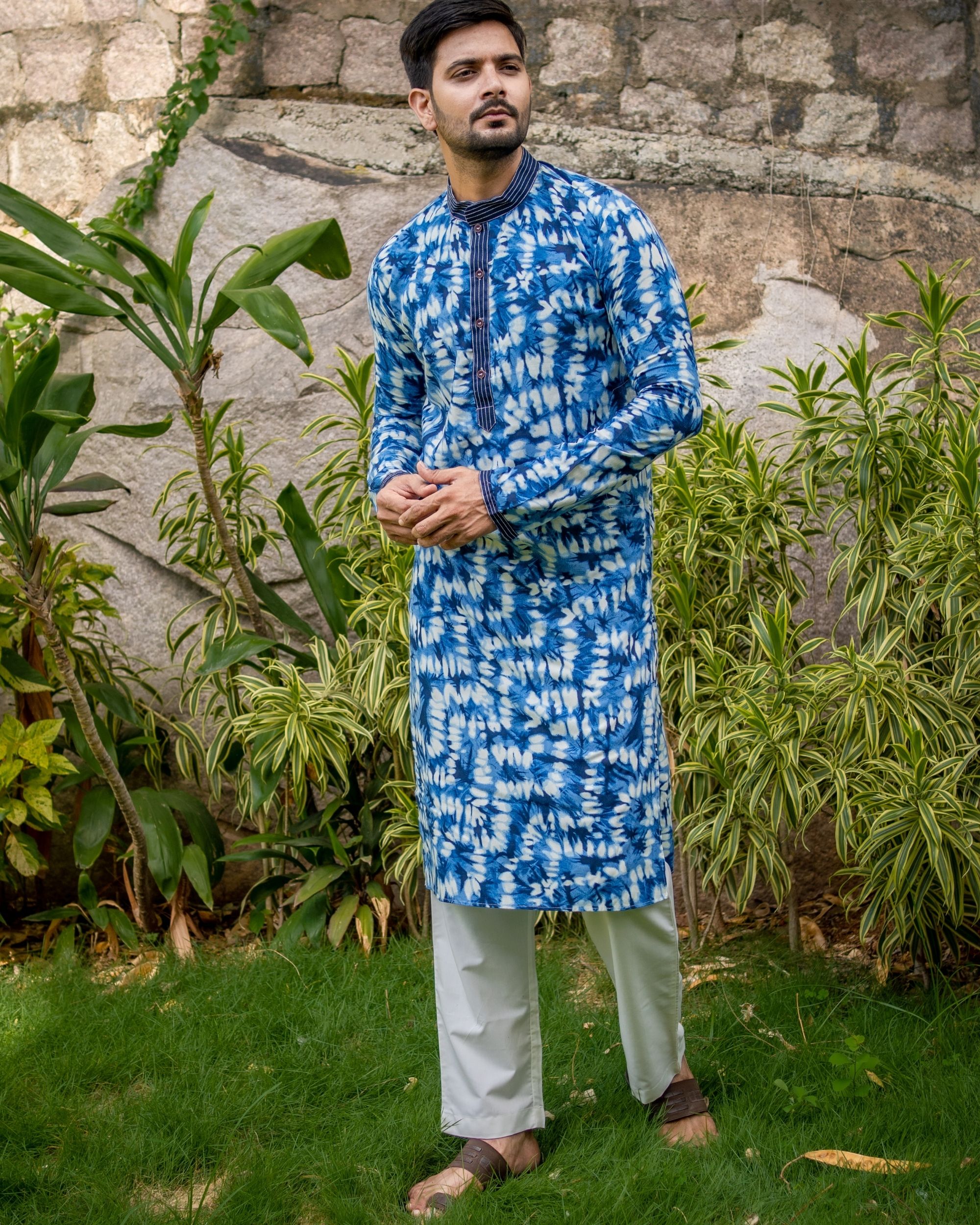 Blue tie dye kurta and off white pants set of two by Desi Doree The