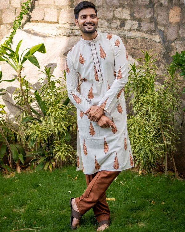 White and brown mughal boota printed kurta 2