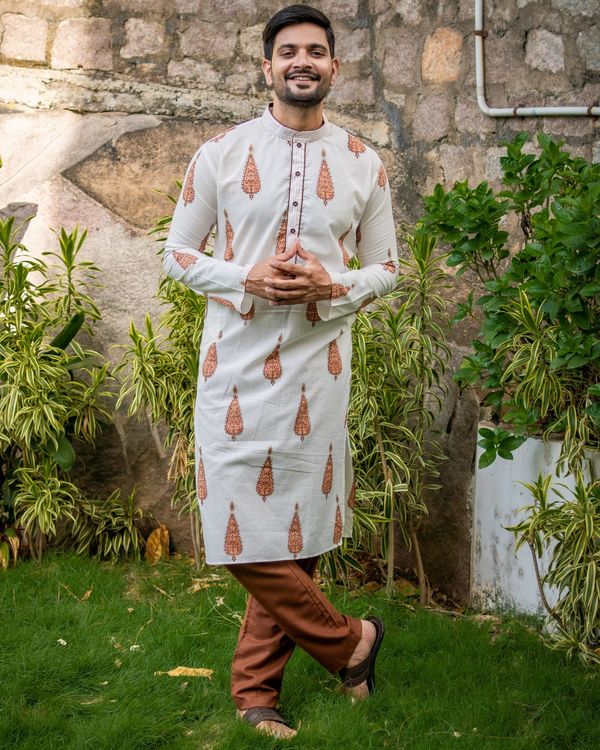 White and brown mughal boota printed kurta 4