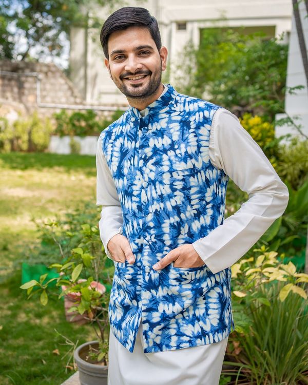 Blue tye and dye nehru jacket with off white kurta and pyjama - set of three 1