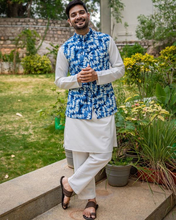 Blue tye and dye nehru jacket with off white kurta and pyjama - set of three 2