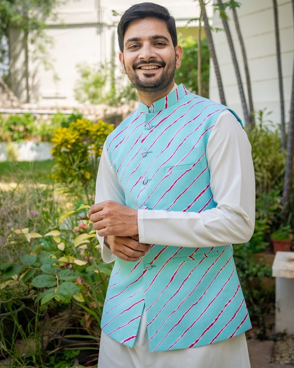 Turquoise leheriya nehru jacket with off white kurta and pyjama - set of three 2