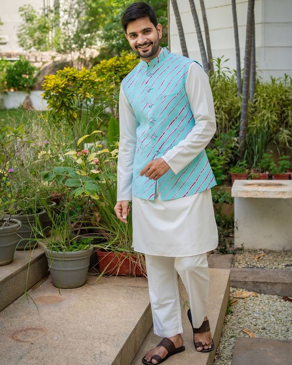 Turquoise leheriya nehru jacket with off white kurta and pyjama - set of three 4