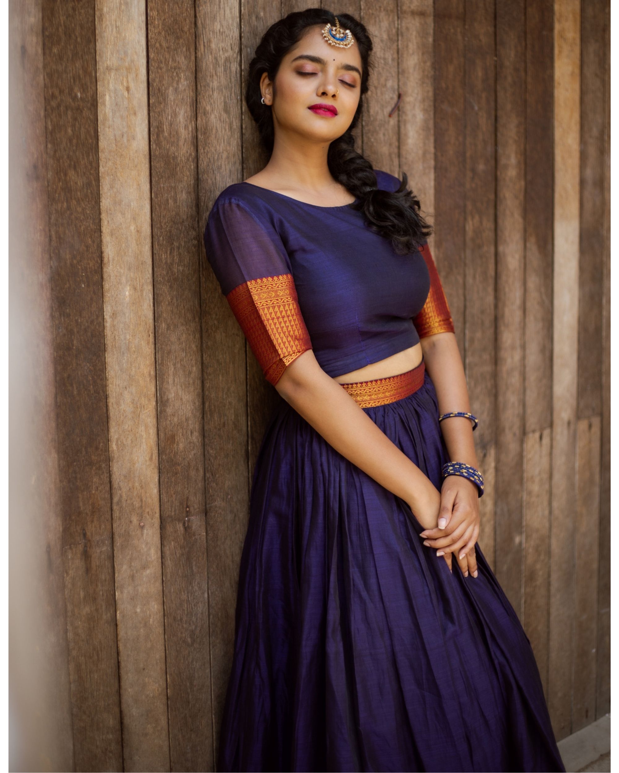 evaluerbare Krigsfanger mad Navy blue zari detailed crop top with skirt - set of two by Athira Designs  | The Secret Label