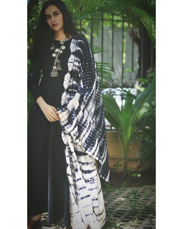 Black flared dress with tie and dye dupatta - set of two 1