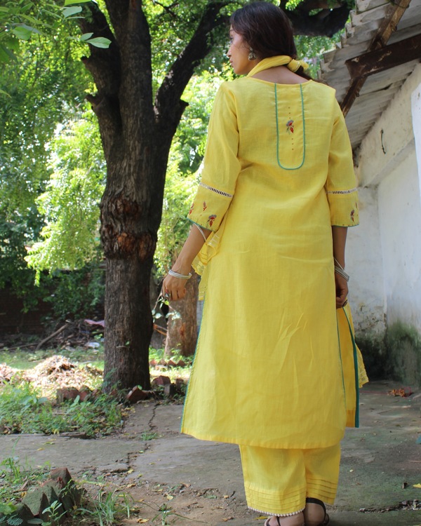 Embroidered yellow linen kurta-pants set - set of two 3