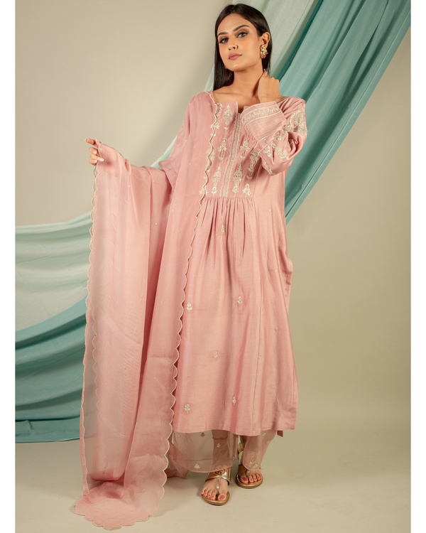 Dusty pink embroidered chanderi silk kurta set - set of three 4