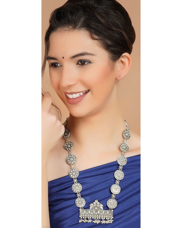 Antique motif engraved neckpiece 2