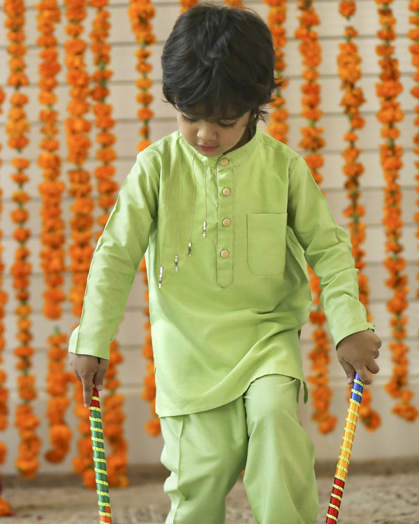 Green banarasi cotton kurta and pants set - set of two 3