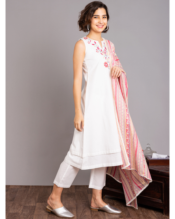 White layered kurta set with pink dupatta - set of three 3