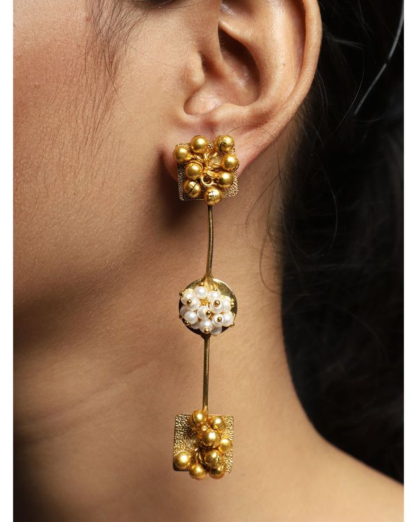Long pearl dangling earrings 1