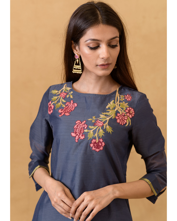 Blue embroidered kurta set - set of two 3