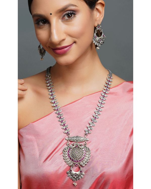 Peacock and floral engraved neckpiece with earrings - set of two. 1