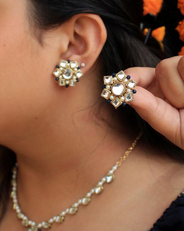 Kundan intricate detailed neckpiece with earrings - set of two 1