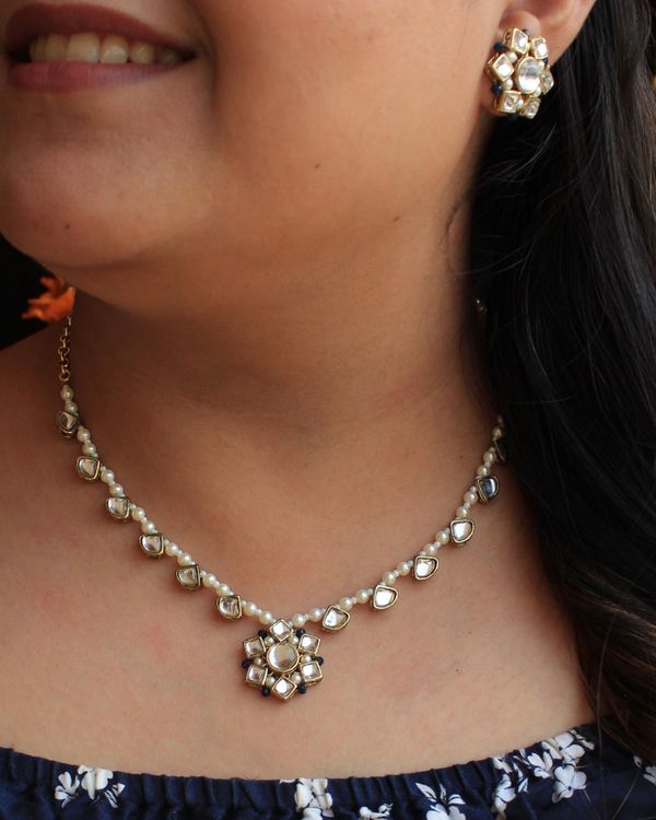 Kundan intricate detailed neckpiece with earrings - set of two 2