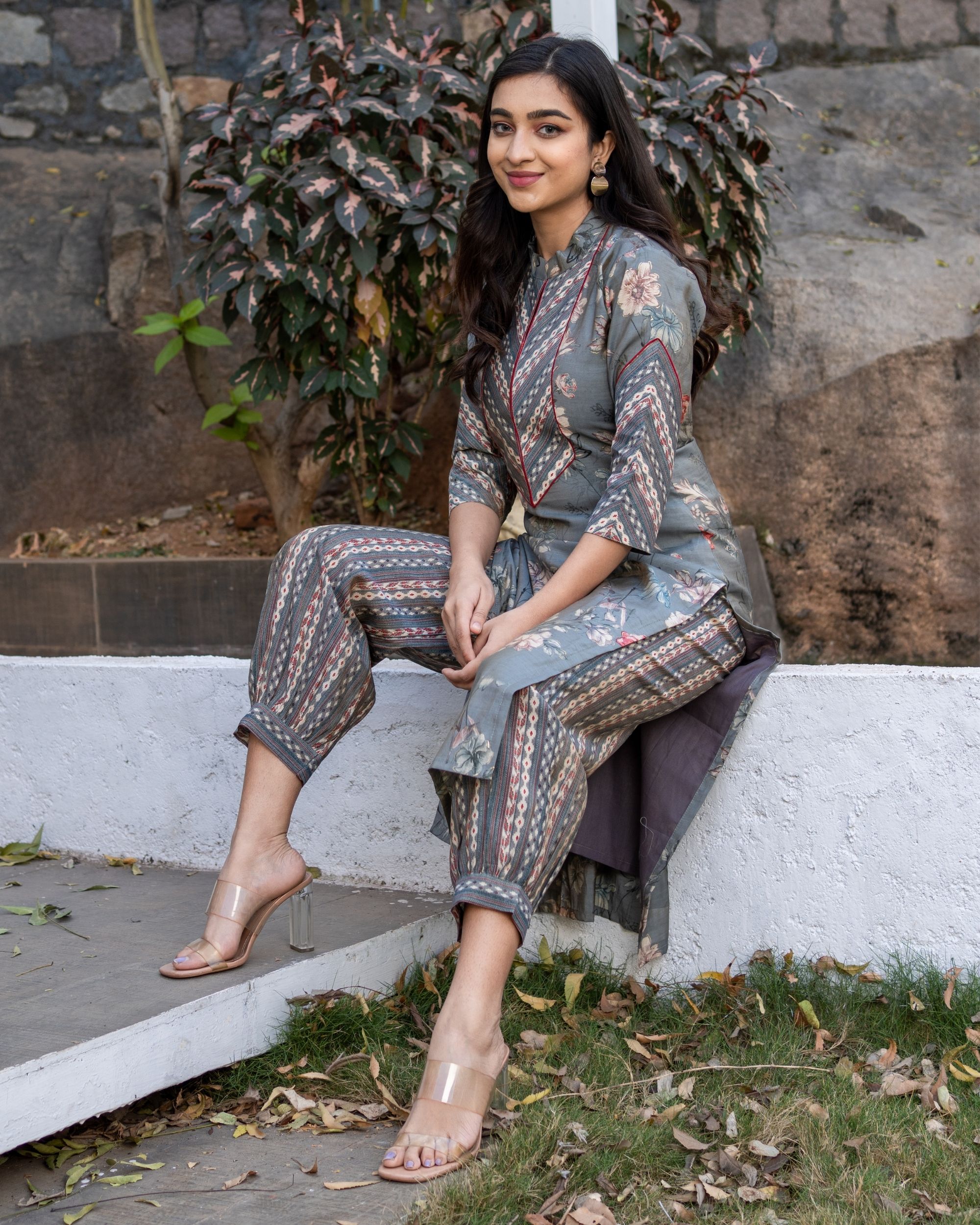 Grey floral printed kurta with pants - set of two by Desi Doree
