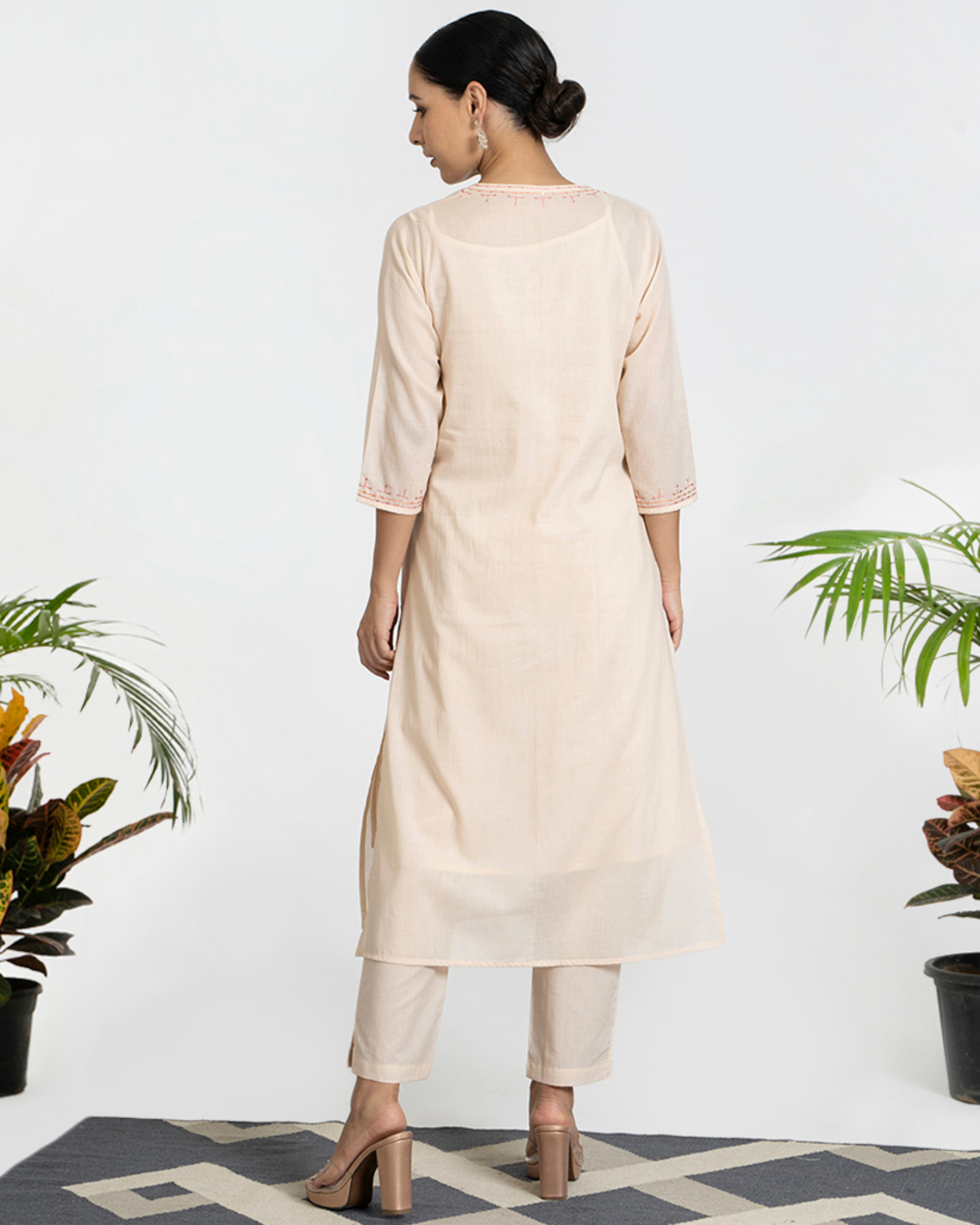 Contrast embroidery on cream kurta set with dupatta set of four by
