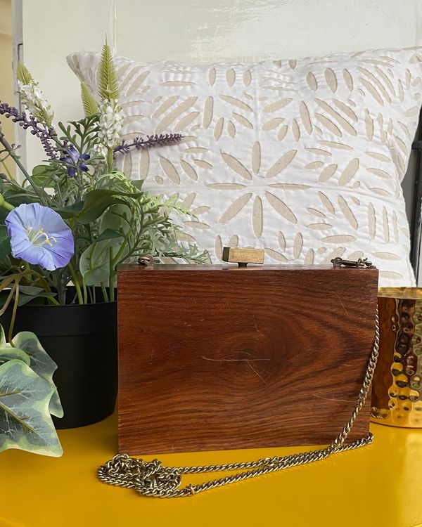 Golden sequins embroidered wooden clutch with chain strap 1