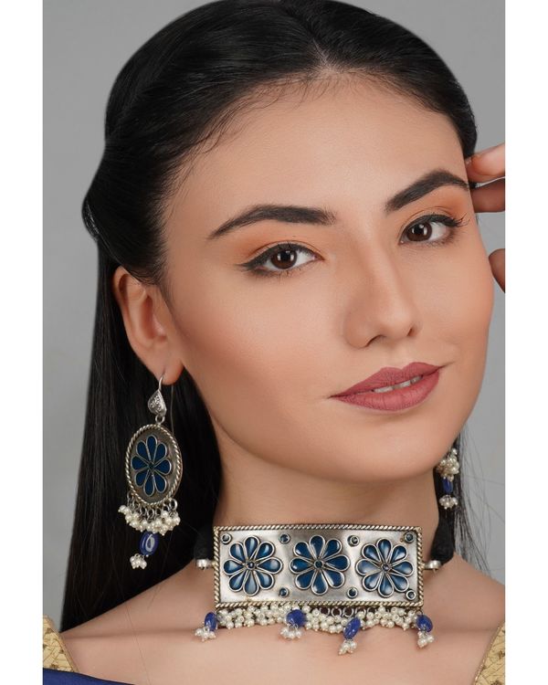 Squared flower detailed neckpiece with earrings - set of two 1