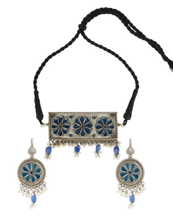 Squared flower detailed neckpiece with earrings - set of two 2