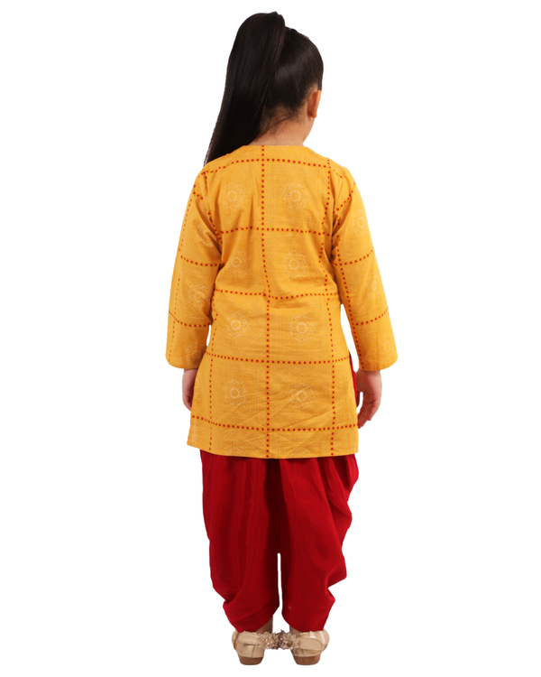 Yellow and red kurta set - set of two 4