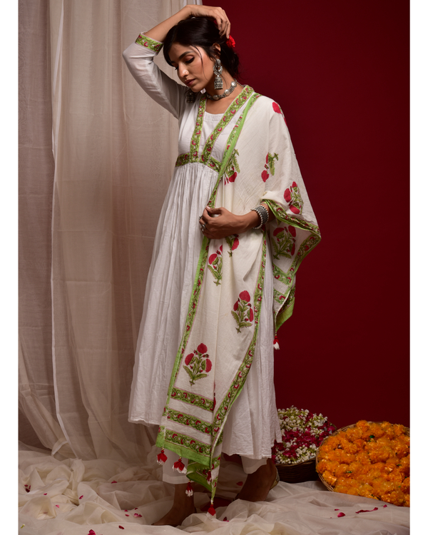 White kurta with hand block printed dupatta - set of two 3