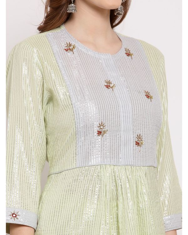 Green and white striped embroidered gathered kurta 3