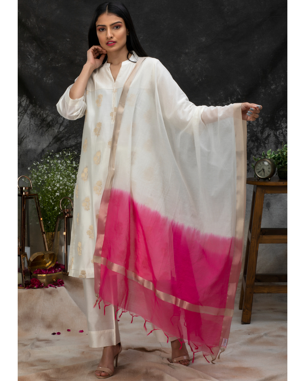 Pink dip-dyed chanderi dupatta 2