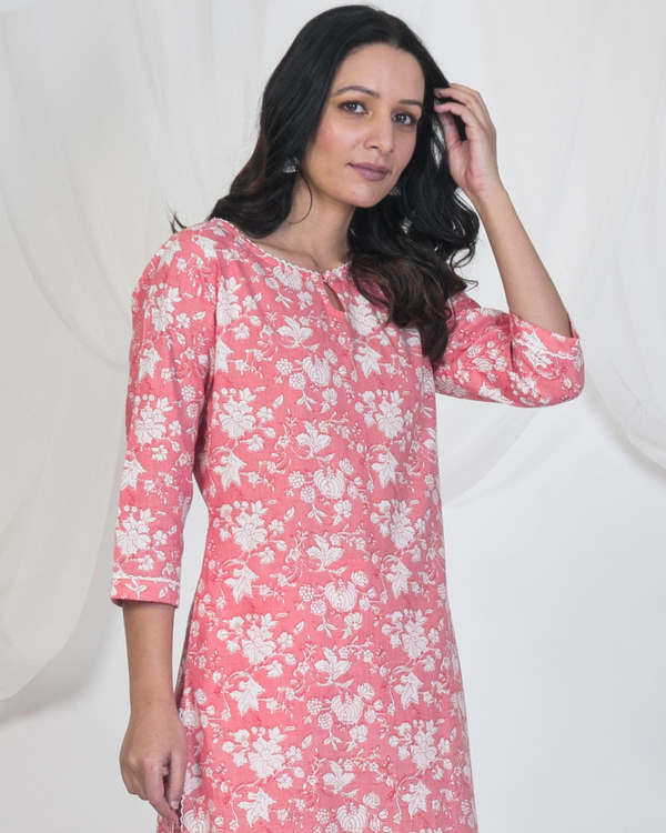 Pink round hem kurta with white lace 2