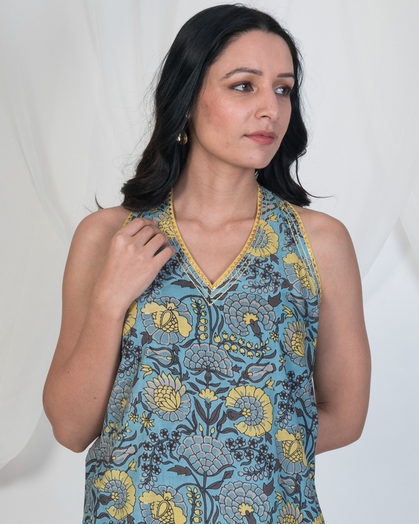 Sleeveless kurta in blue with yellow print 2