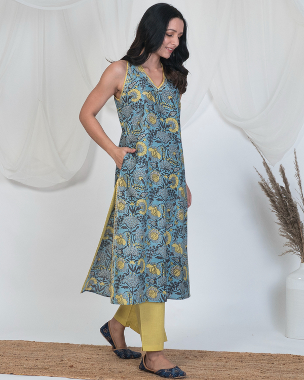 Sleeveless kurta in blue with yellow print 3