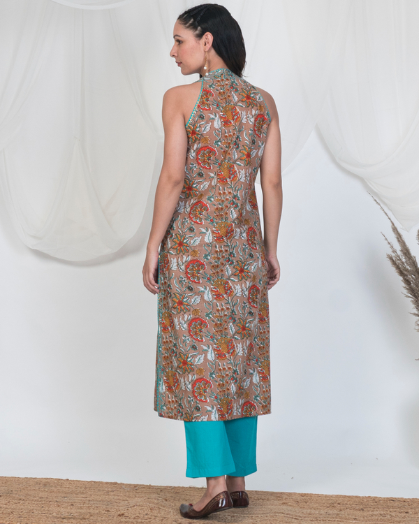 Sleeveless kurta in hazel brown print 1