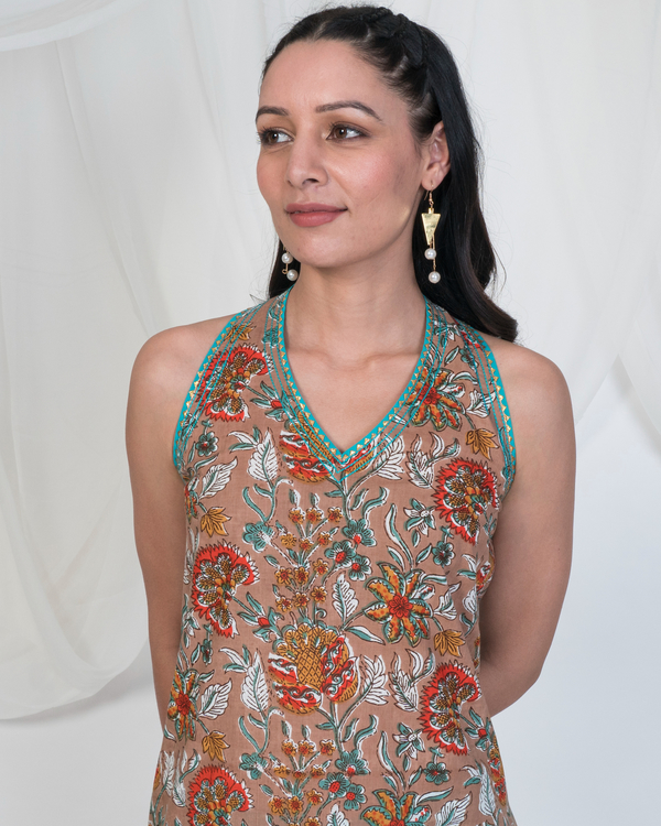Sleeveless kurta in hazel brown print 2