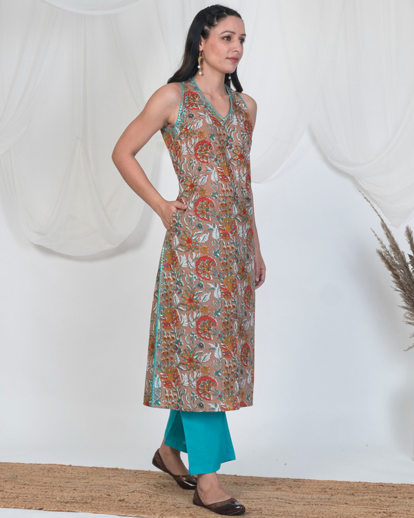 Sleeveless kurta in hazel brown print 3