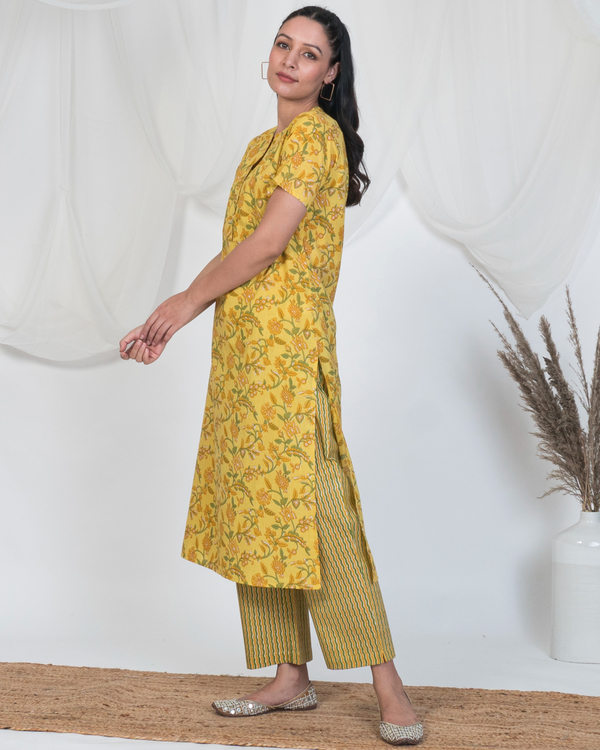 Yellow printed kurta with pearl buttons 1