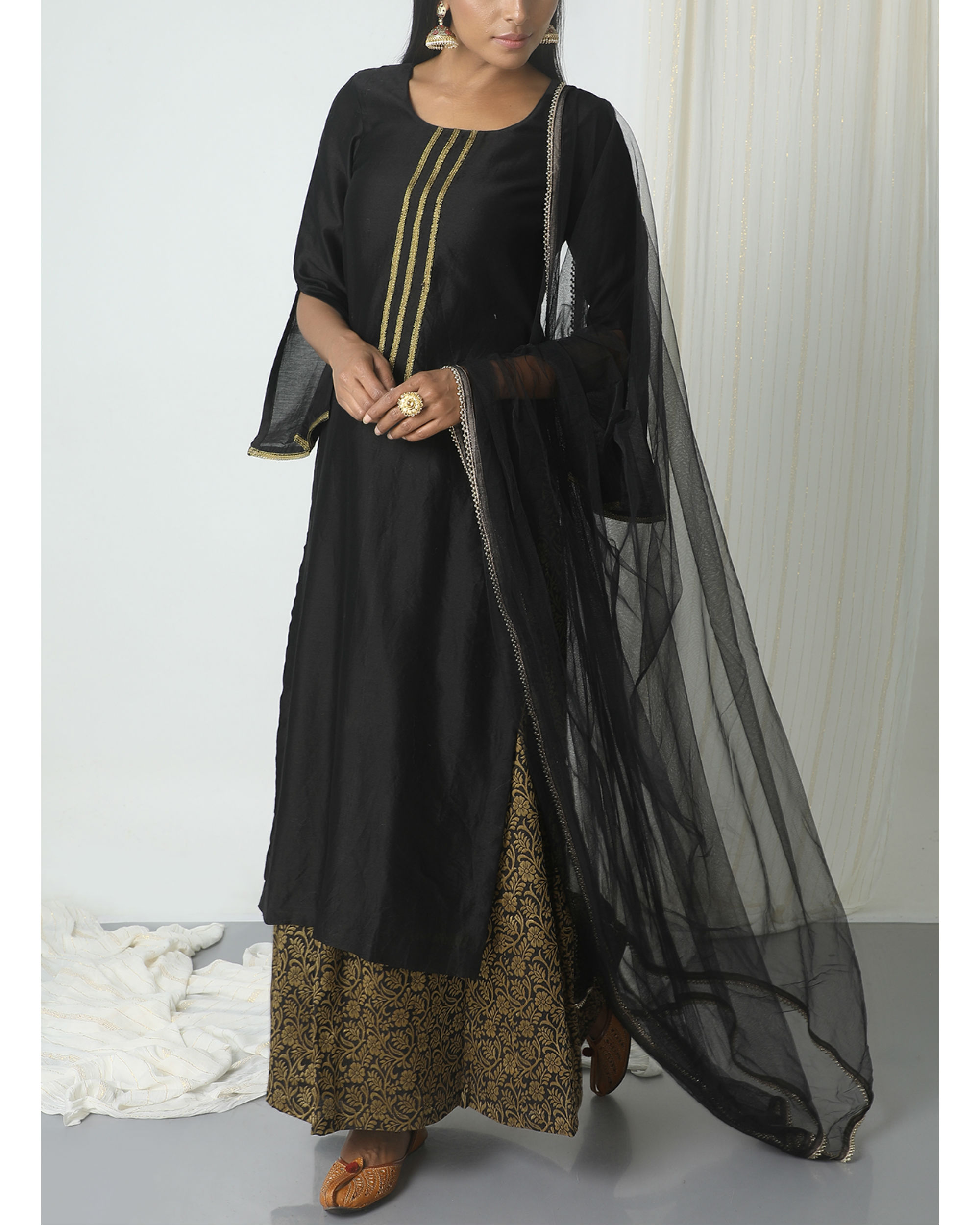 Black floral skirt kurta with dupatta by trueBrowns The Secret Label